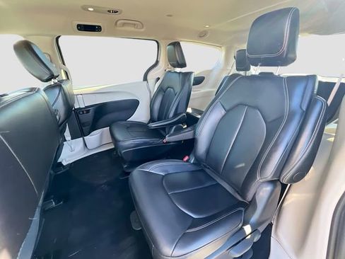Used 2024 Chrysler Pacifica Select image 24