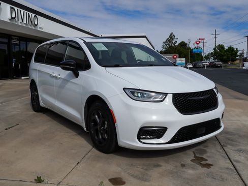 Used 2023 Chrysler Pacifica Limited w/ Uconnect Theater Family Group FWD image 2