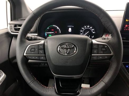 Used 2023 Toyota Sienna XSE FWD image 16
