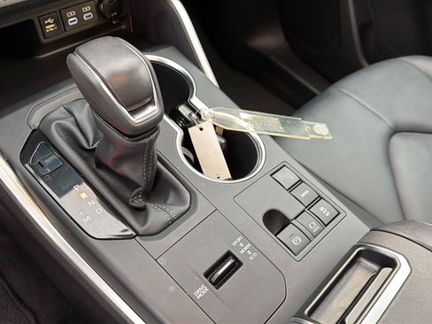 Certified 2025 Toyota Highlander XLE FWD image 29