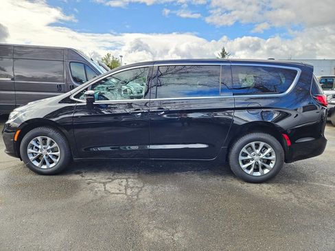 New 2026 Chrysler Pacifica Limited image 4