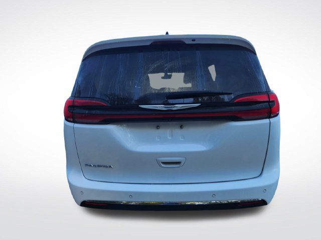 Used 2025 Chrysler Pacifica Select FWD image 6