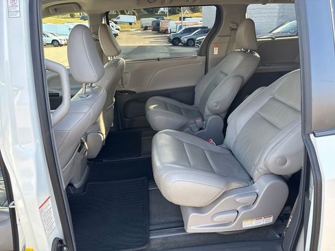 Used 2019 Toyota Sienna XLE image 25