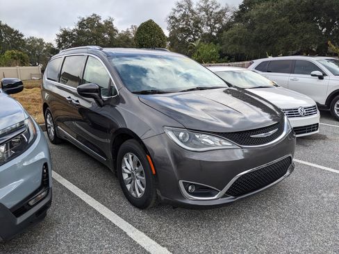Used 2019 Chrysler Pacifica Touring-L image 15