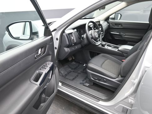 Used 2024 Nissan Pathfinder SV FWD image 10