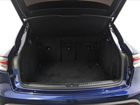 Used 2022 Porsche Macan w/ Premium Package Plus image 18