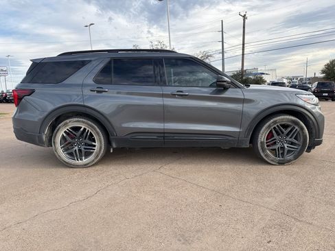 Used 2025 Ford Explorer ST image 8