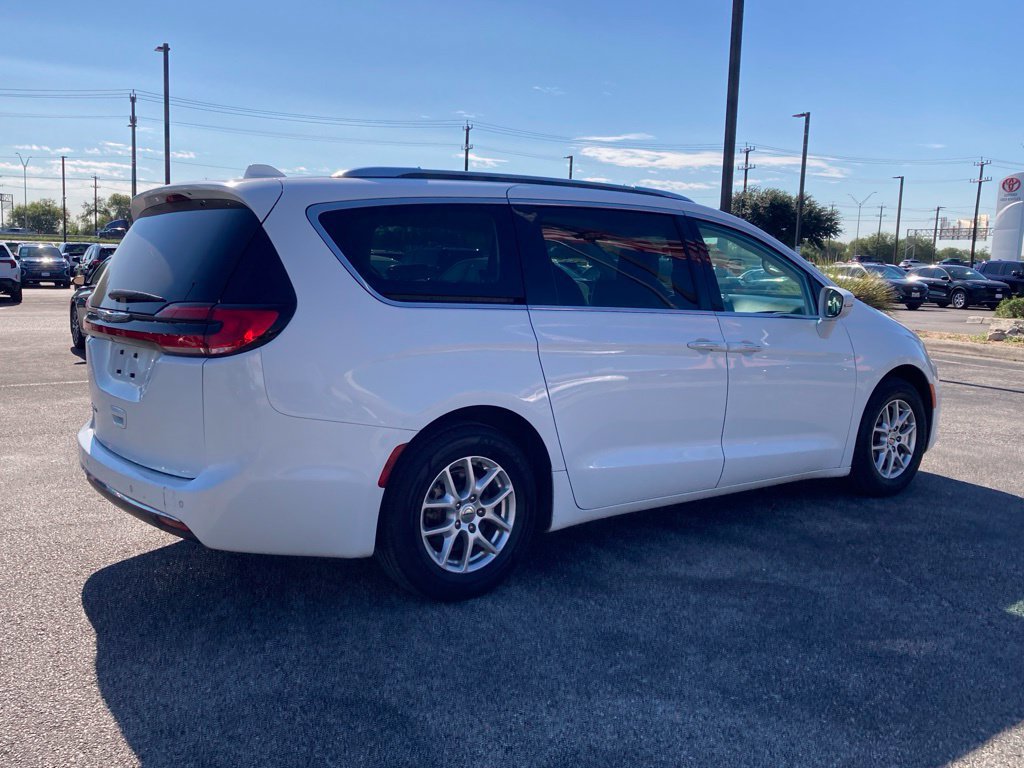 Used 2021 Chrysler Pacifica Touring-L FWD image 5
