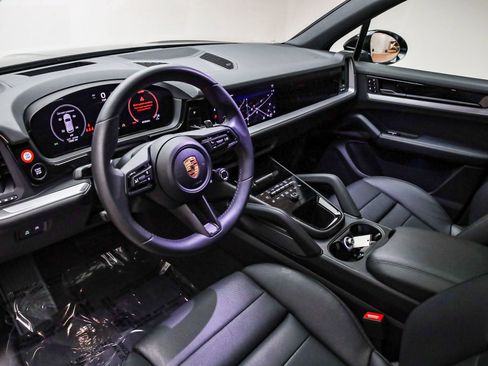 Used 2025 Porsche Cayenne image 4