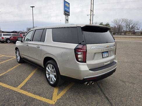 Used 2023 Chevrolet Suburban High Country image 3