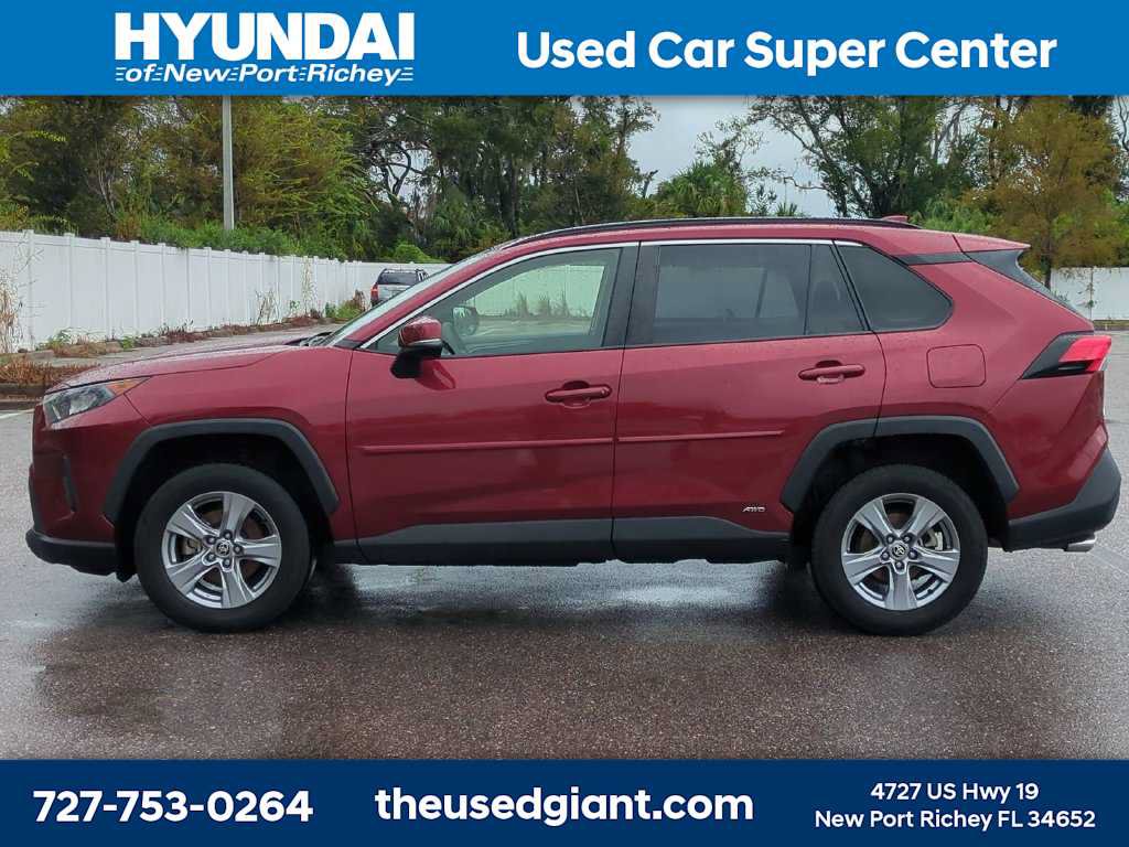 Used 2022 Toyota RAV4 LE AWD/4WD image 2