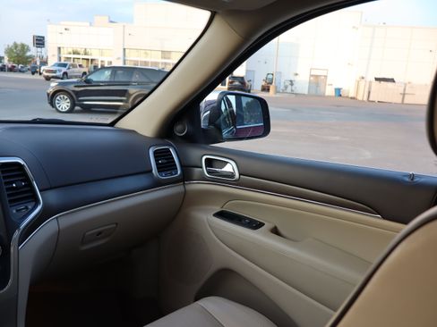 Used 2018 Jeep Grand Cherokee Overland AWD/4WD image 10