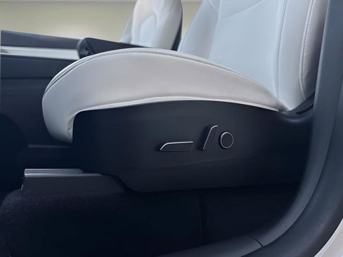 Used 2021 Tesla Model Y Long Range image 19