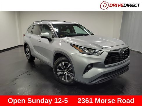 Used 2020 Toyota Highlander XLE AWD/4WD image 1