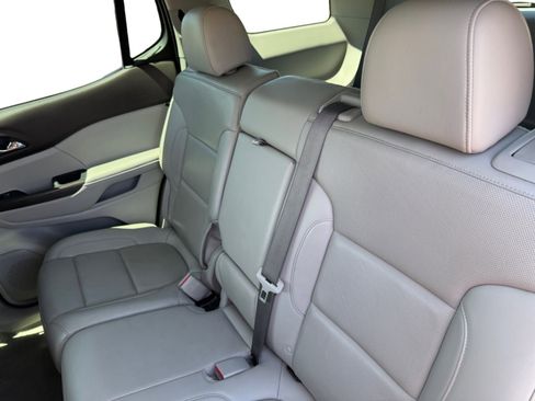 Used 2023 GMC Acadia SLT image 16