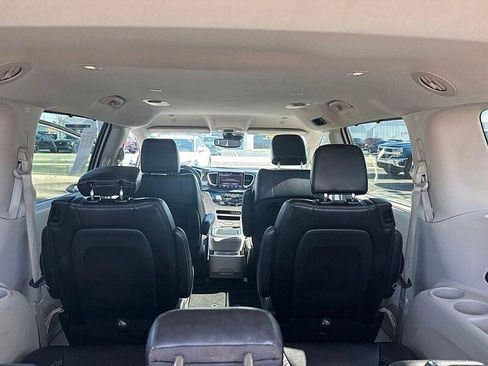 Used 2023 Chrysler Pacifica Touring-L FWD image 24