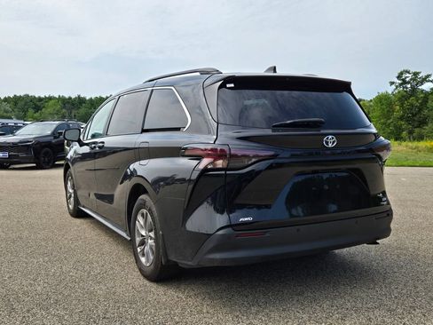Used 2023 Toyota Sienna XLE w/ XLE Plus Package AWD/4WD image 3