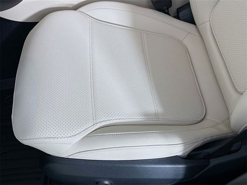 Used 2025 Mercedes-Benz GLC 300 4MATIC image 18