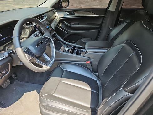 Used 2023 Jeep Grand Cherokee Limited w/ Luxury Tech Group II AWD/4WD image 18