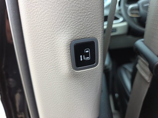 Used 2023 Chrysler Pacifica Touring-L FWD image 26