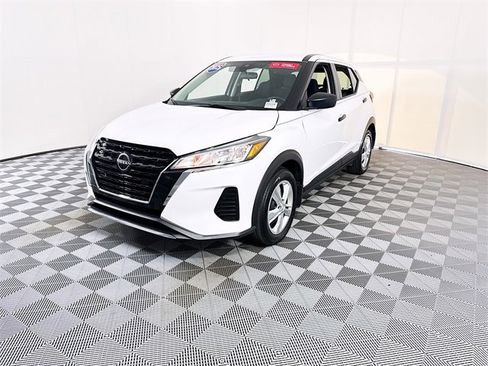 Certified 2025 Nissan Kicks Play S image 3