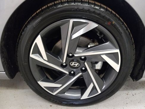 Used 2024 Hyundai Elantra Limited image 4