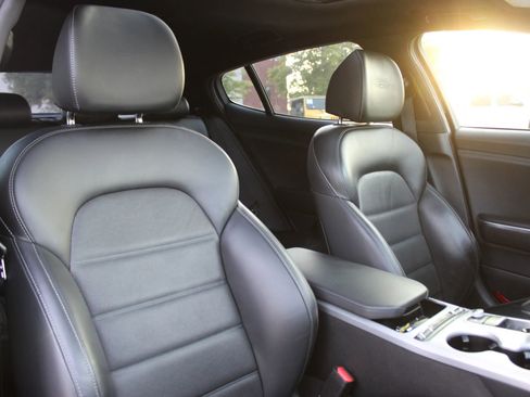 Used 2018 Kia Stinger GT2 image 30