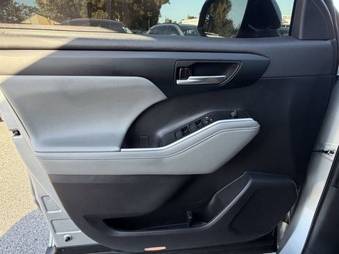 Used 2023 Toyota Highlander XLE FWD image 21