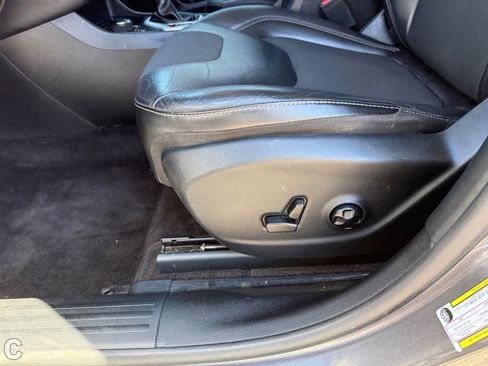 Used 2018 Jeep Cherokee Latitude Plus w/ Comfort/Convenience Group image 20