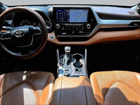Certified 2021 Toyota Highlander Platinum AWD/4WD image 8