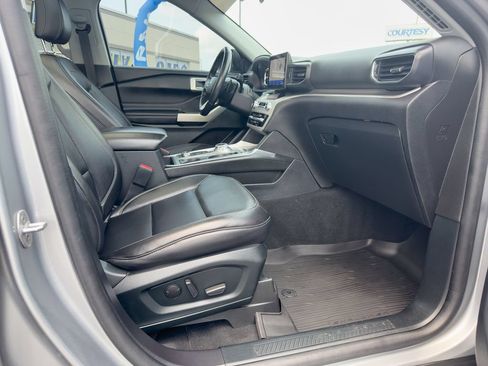 Used 2021 Ford Explorer XLT w/ Equipment Group 202A AWD/4WD image 12