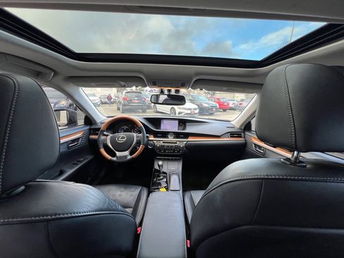 Used 2013 Lexus ES 300h w/ Luxury Pkg FWD image 13