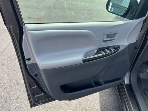 Used 2015 Toyota Sienna XLE Premium image 9