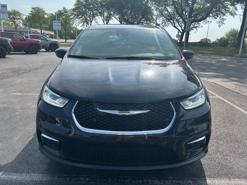 Used 2025 Chrysler Pacifica Select FWD image 2
