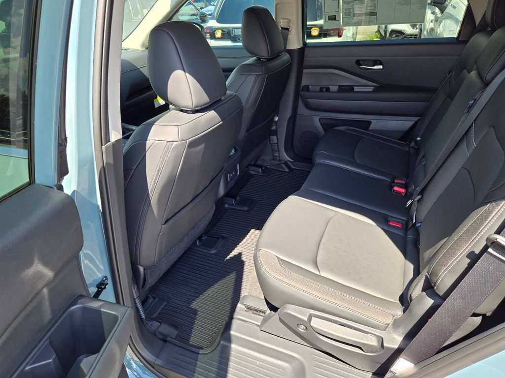 New 2026 Nissan Pathfinder SL FWD image 10