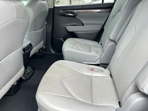 Used 2022 Toyota Highlander Limited image 17
