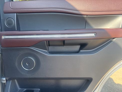 Used 2024 Ford Expedition Limited image 21