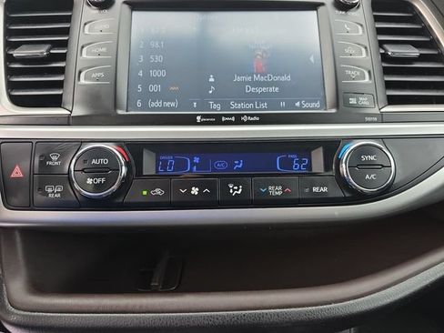 Used 2016 Toyota Highlander XLE AWD/4WD image 25