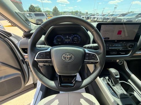Used 2024 Toyota Grand Highlander AWD Hybrid image 13