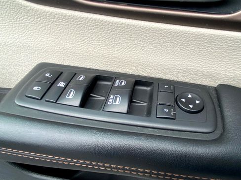 Used 2018 Chrysler Pacifica Touring-L w/ Tire & Wheel Group image 24