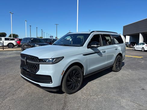 New 2025 Lincoln Navigator Reserve w/ Jet Appearance Package image 3