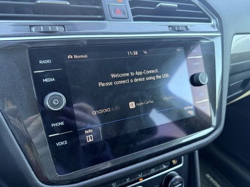 Used 2018 Volkswagen Tiguan SE image 32