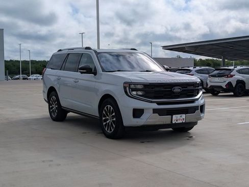Used 2025 Ford Expedition Platinum AWD/4WD image 7