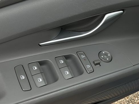 Used 2025 Hyundai Elantra SEL image 12