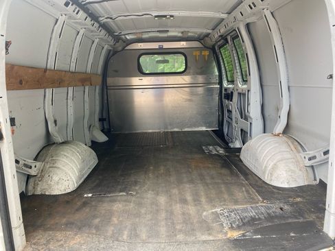 Used 2015 Chevrolet Express 2500 RWD image 15