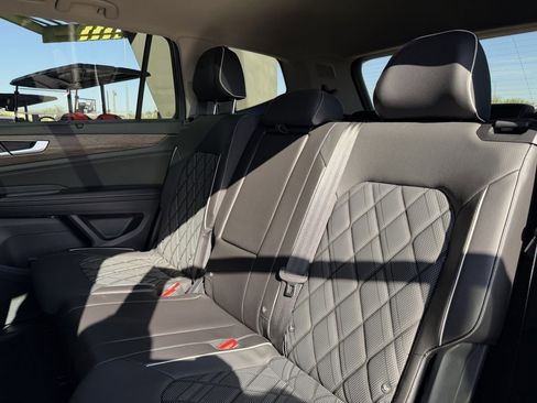 Used 2024 Volkswagen Atlas SEL Premium R-Line image 35