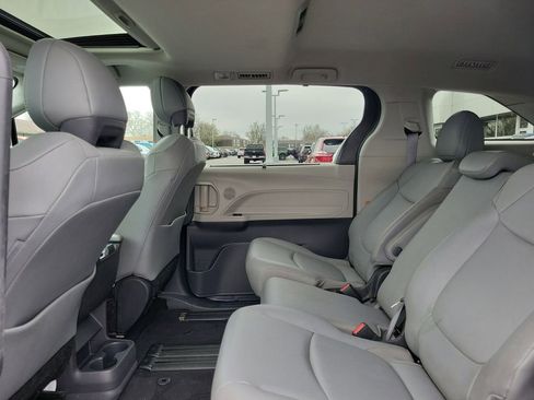 Used 2022 Toyota Sienna XLE image 14