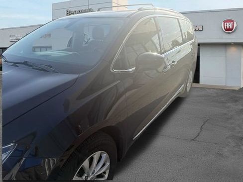Used 2018 Chrysler Pacifica Touring-L FWD image 12