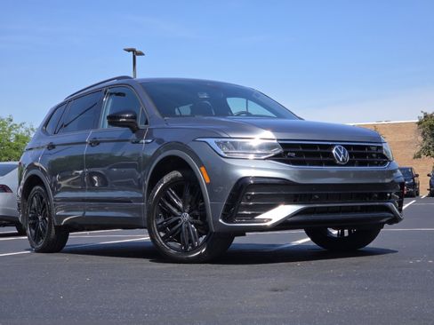 Used 2022 Volkswagen Tiguan SE R-Line AWD/4WD image 2