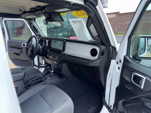 Used 2025 Jeep Wrangler Unlimited Sport AWD/4WD image 16